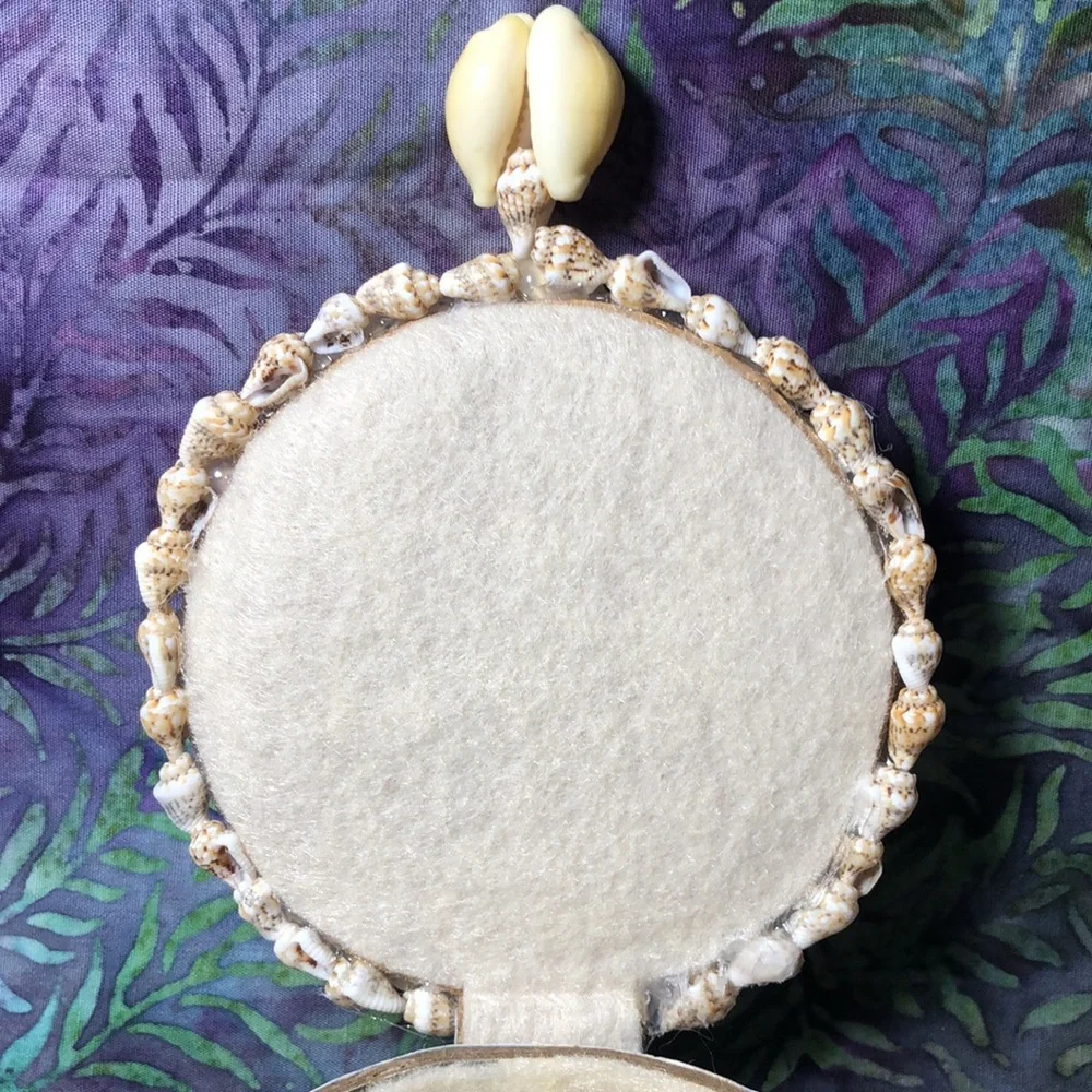 MANGO TREE STUDIOS Round Lidded Seashell Felt Lined Trinket Box Unique New